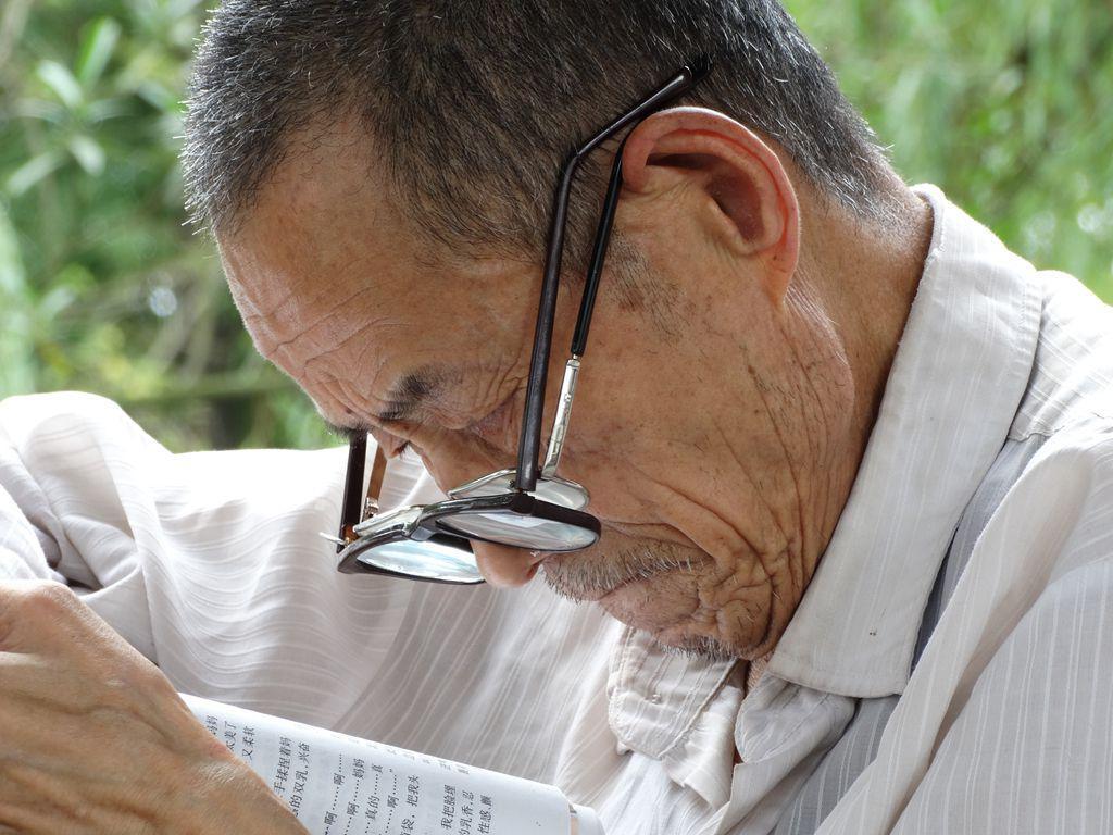 “老花眼”誰都避不開，哪些癥狀說明眼睛提前“花”了？