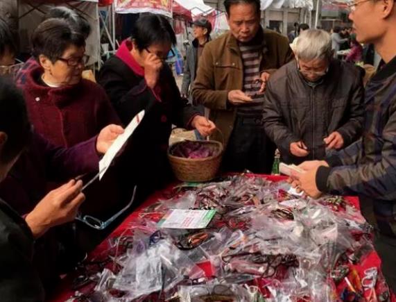 怎么佩戴老花鏡？驗光 品牌 質量 保養(yǎng)一個都不能少
